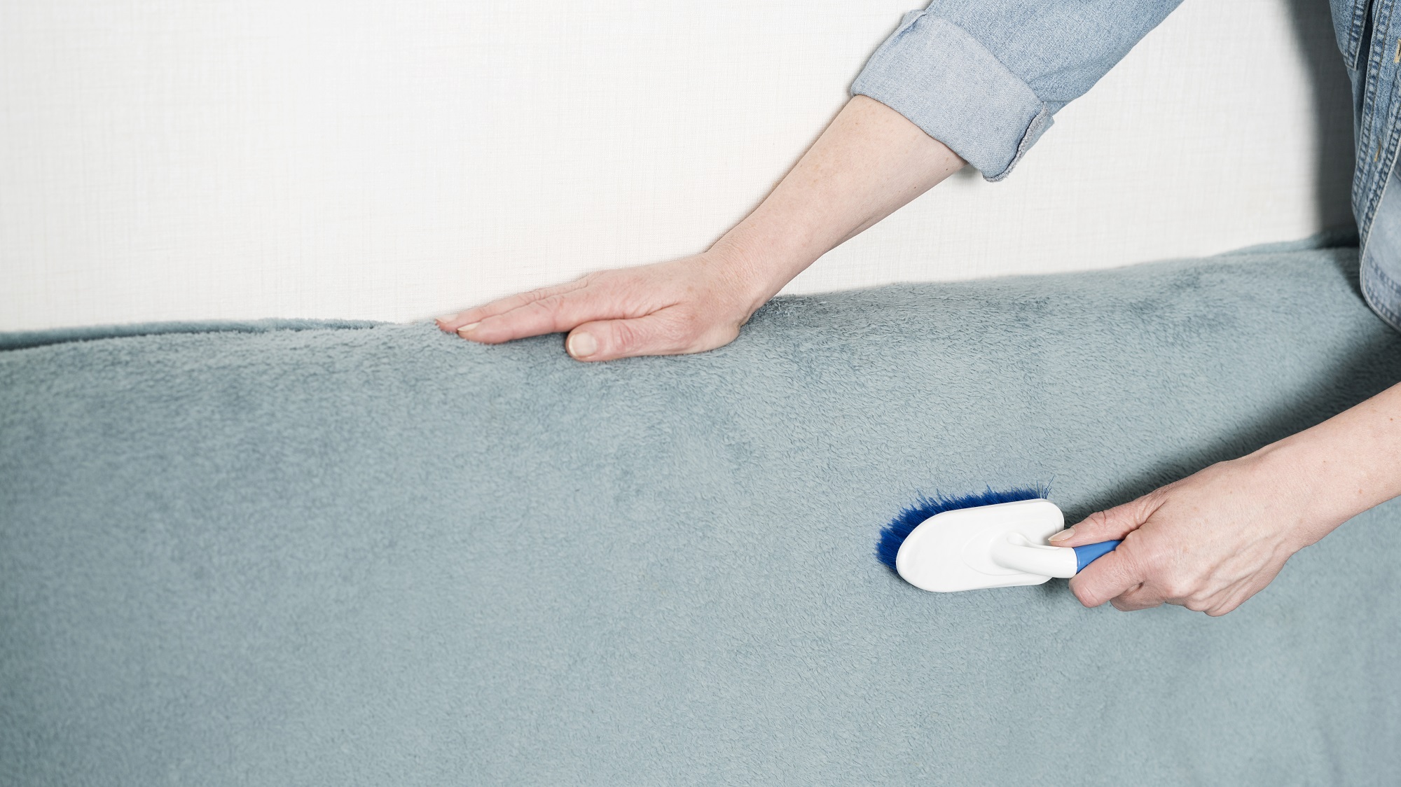 Очищение дивана из замши