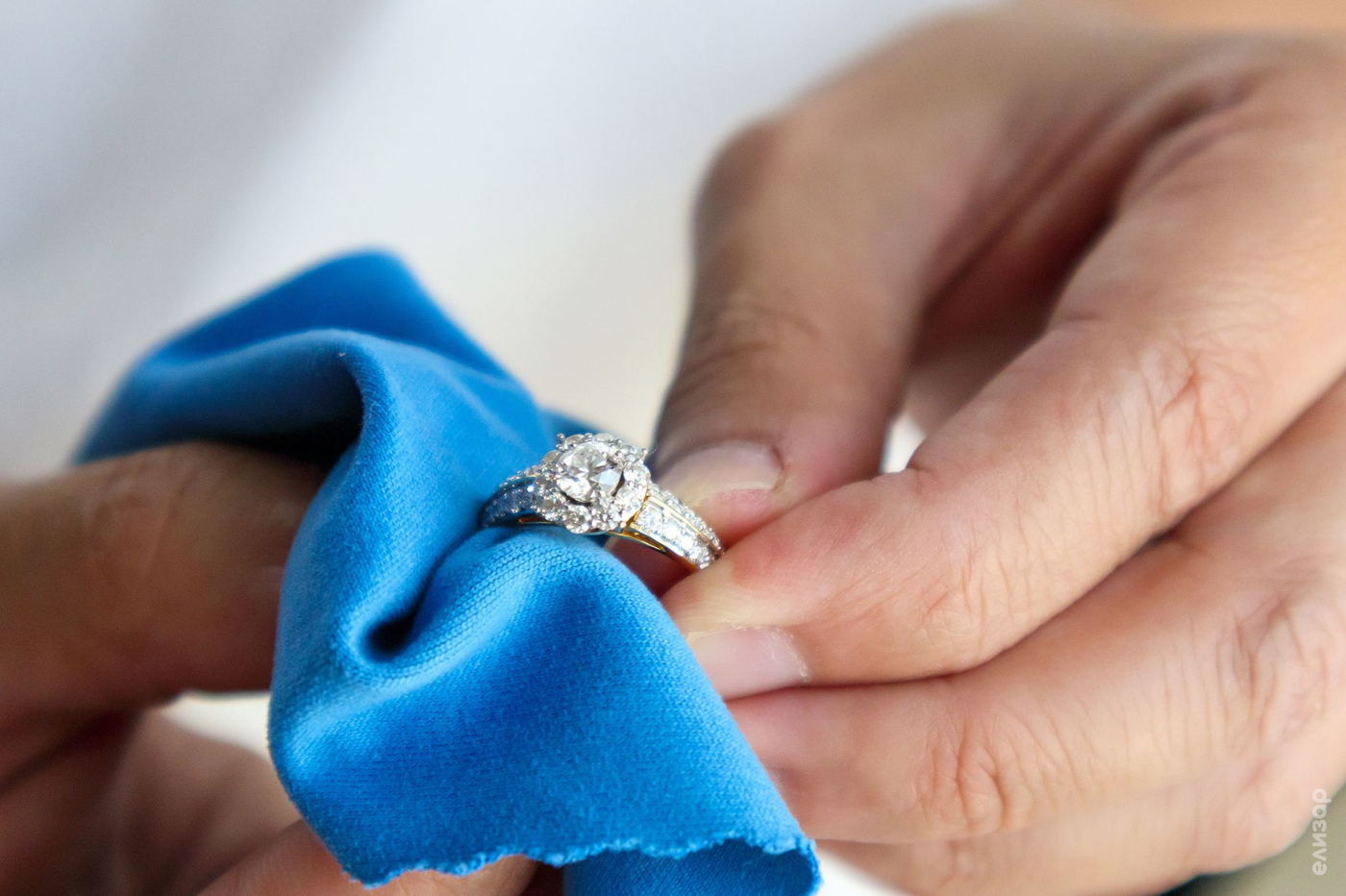 Чистка серебряных украшений с драгоценными камнями