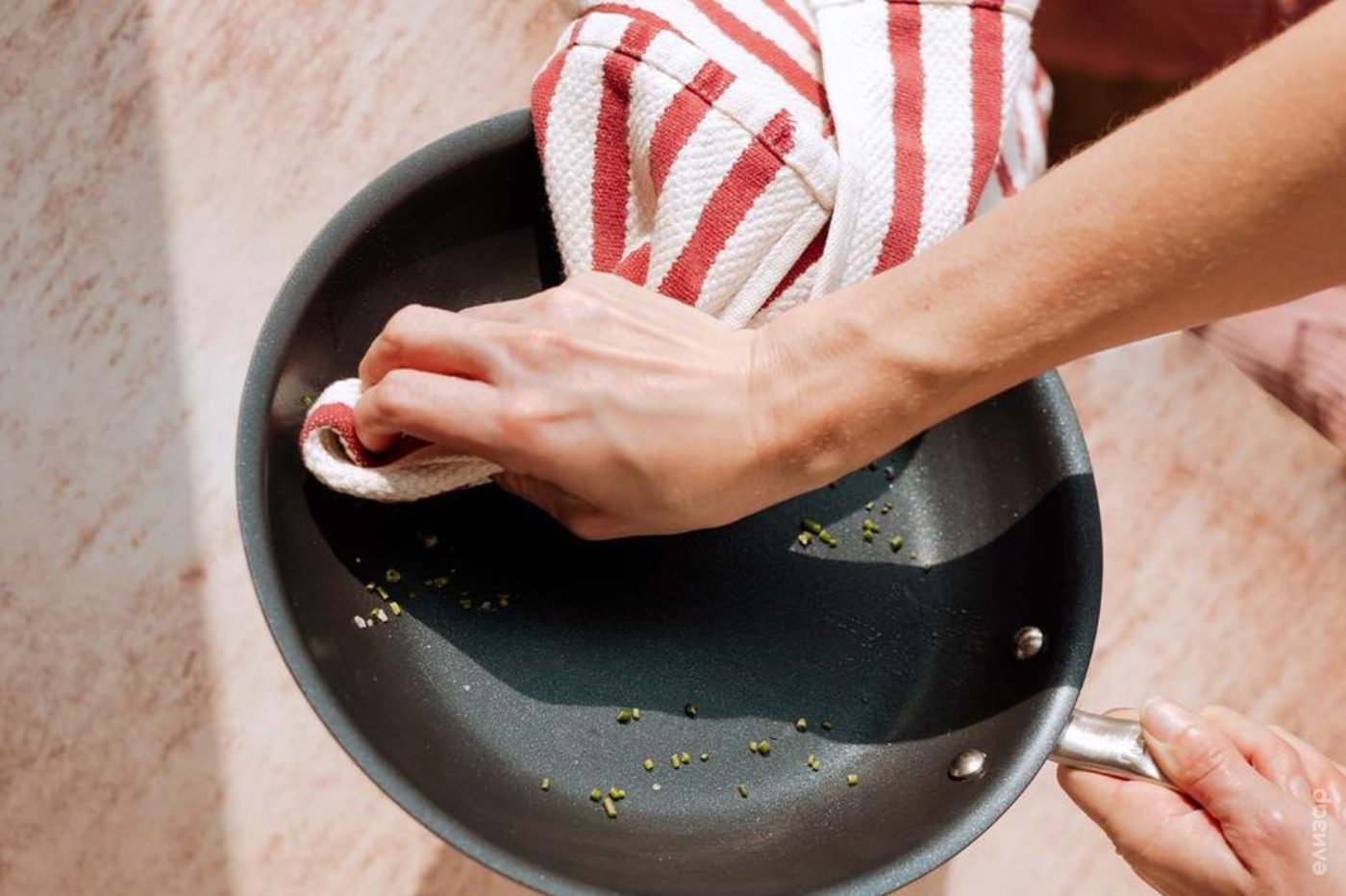 Очистка антипригарной сковороды