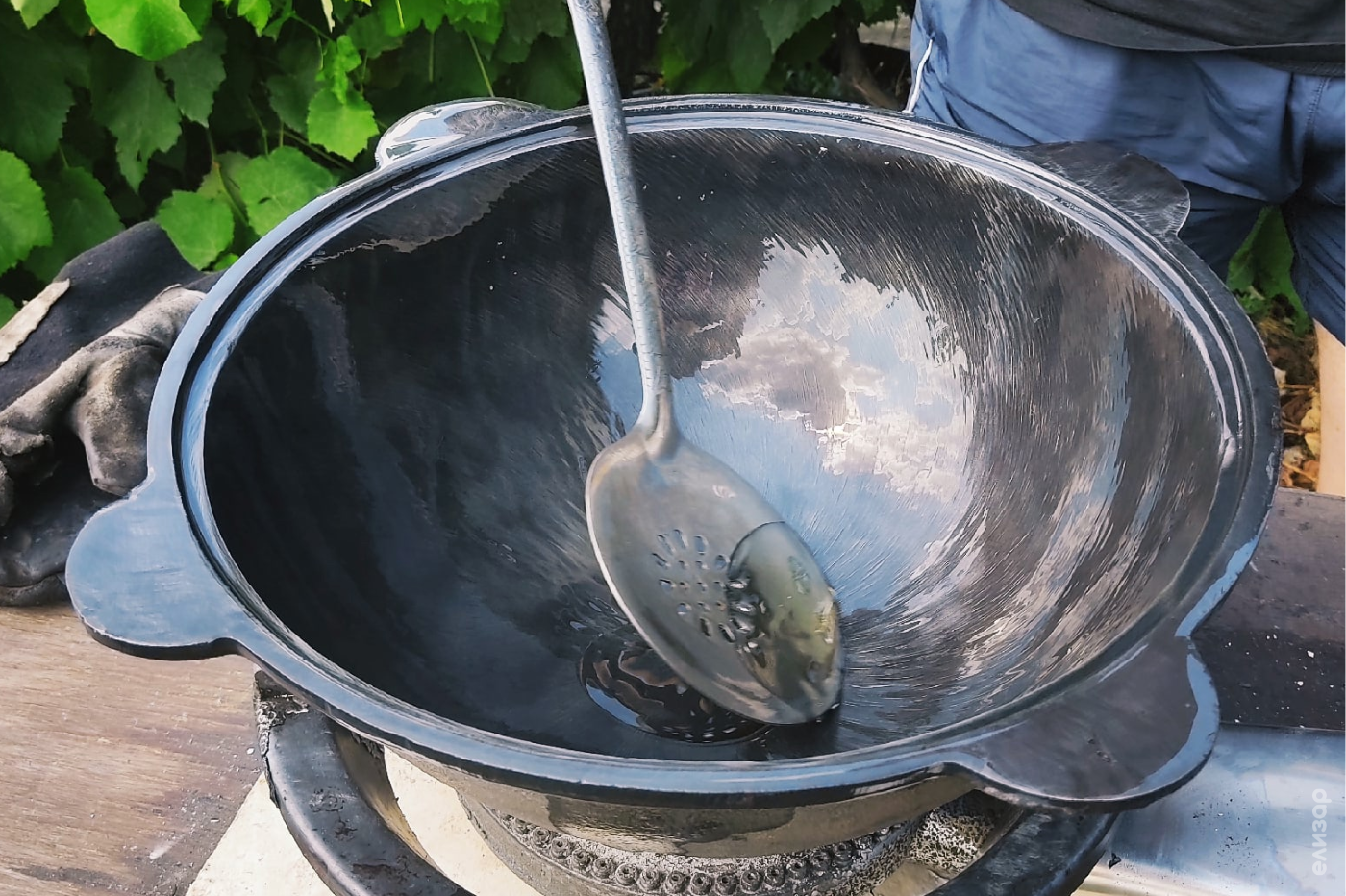 Подготовка чугунного казана